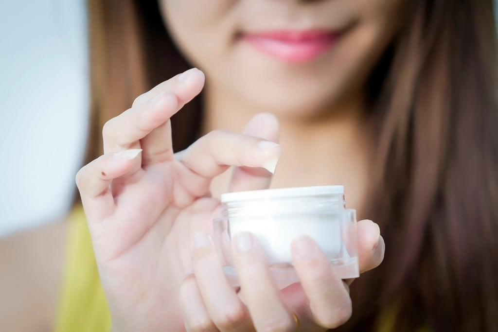 Retinol Krem ve Serum Arasındaki Farklar: Hangisini Tercih Etmeli?